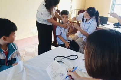 Tiêm phòng vắc xin Bạch hầu-uốn ván cho học sinh lớp 2